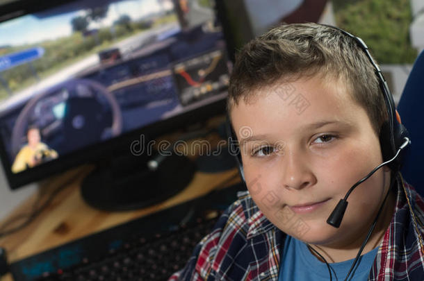 戴耳机的男孩正在玩电脑游戏