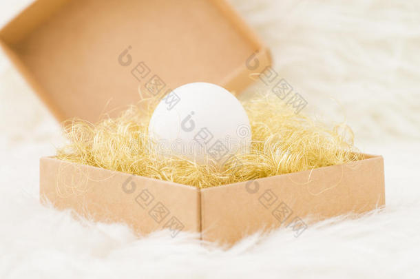 一个<strong>金色包装</strong>的白鸡蛋