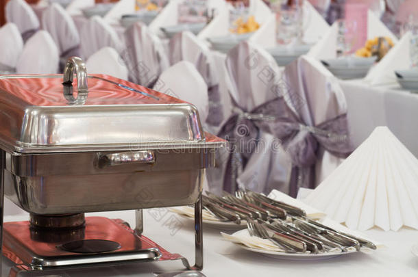 餐桌上的金属厨房设备，用于精致的婚宴或其他餐饮活动