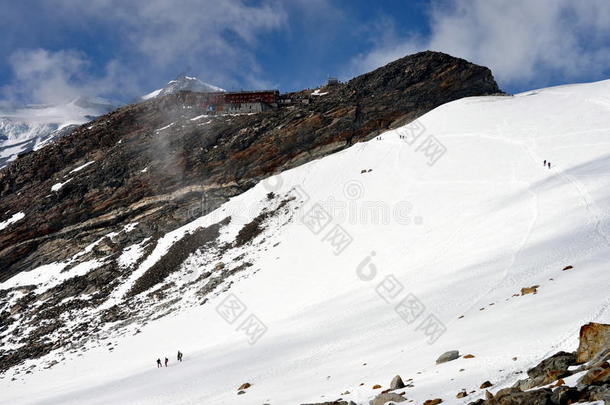 阿尔卑斯山-罗莎山风景带登山者和格尼费蒂山露水