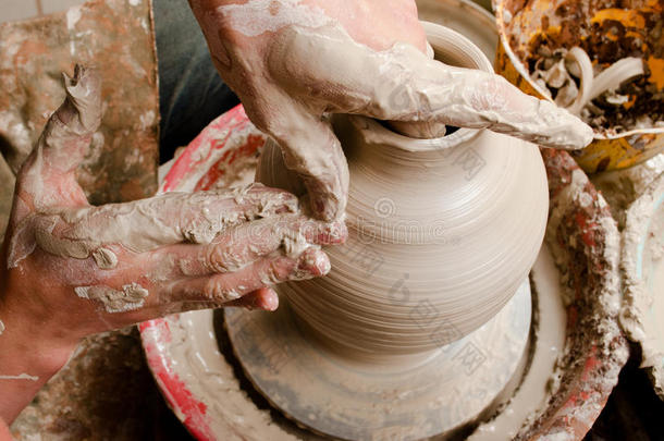 陶工的手，在圆圈上创造一个陶罐