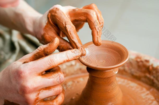 陶工的手，在圆圈上创造一个陶罐