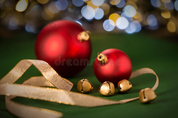 红色圣诞饰品和金色铃铛