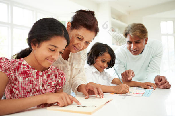 祖父母帮助孩子做家庭作业