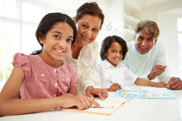 祖父母帮助孩子做家庭作业
