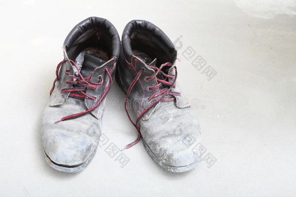 工地上的一双旧脏工作靴