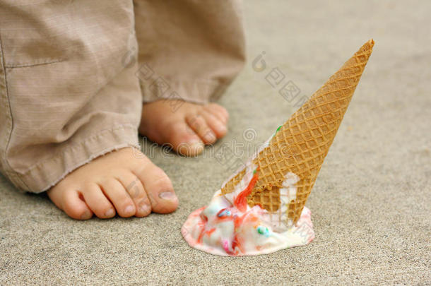 把冰淇淋筒掉在孩子脚边