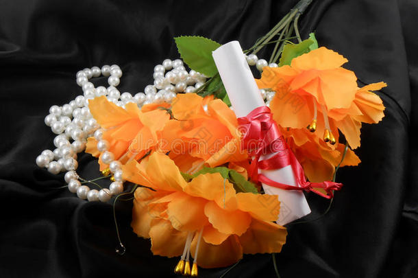 橙色花朵、白色纸张和黑色背景的钻石