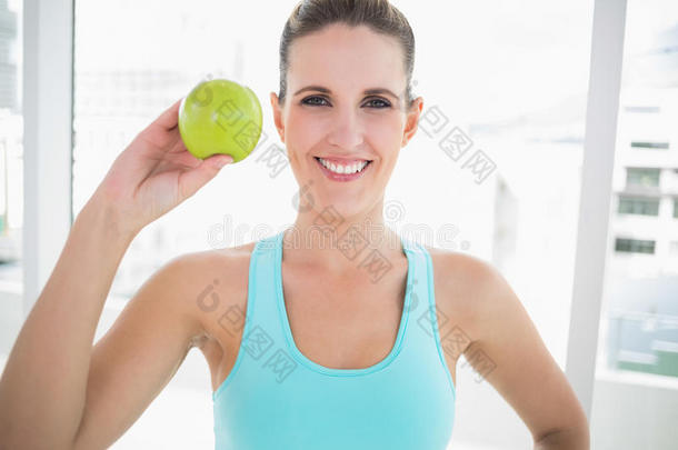 微笑的女人展示绿苹果