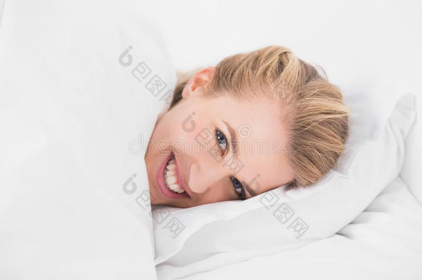 微笑美女模特在舒适的床上放松