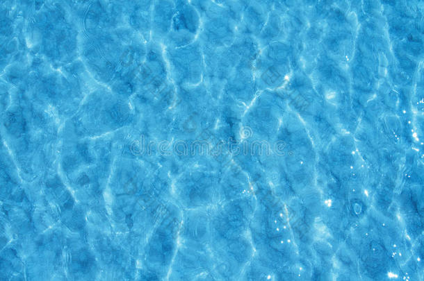 清爽的蓝色游泳池水