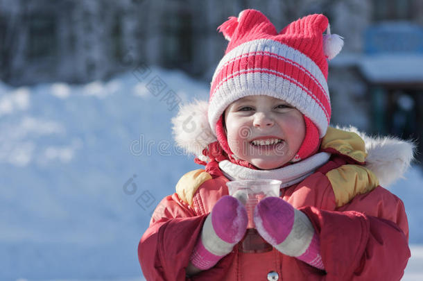 一个小孩在冬天喝热饮