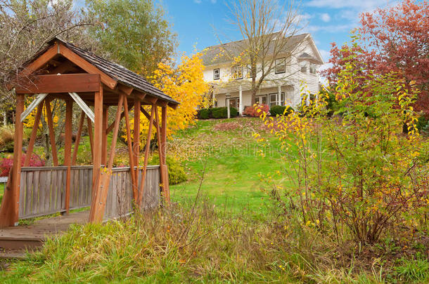 白马农场美国别墅，秋天绿草丛生。