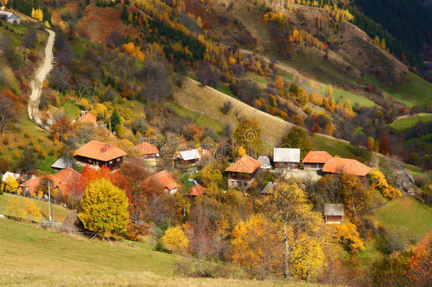 秋天的一个风景如画的小村庄