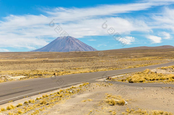 火山。安第斯山脉，库斯科-普诺路，秘鲁，南美洲。4910米以上。世界上最长的大陆山脉