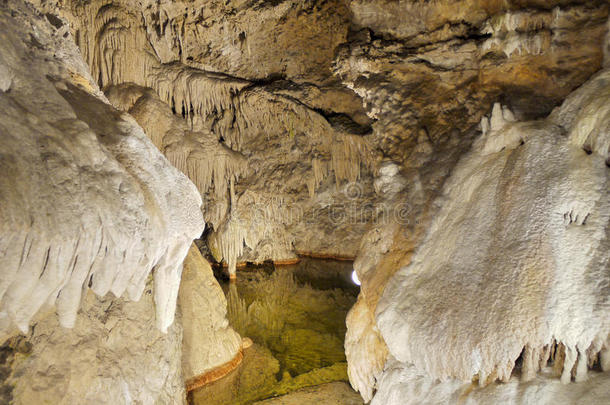 德曼诺夫斯卡洞穴著名景点瀑布
