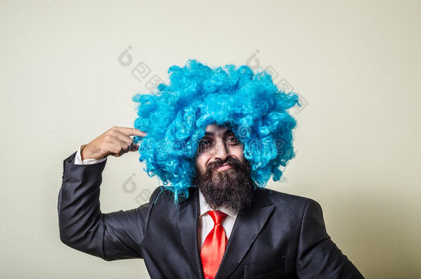 戴着蓝色假发的滑稽大胡子男人