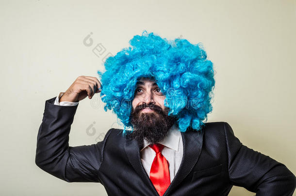 戴着蓝色假发的滑稽大胡子男人
