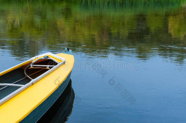 河上没有游客的空皮艇。