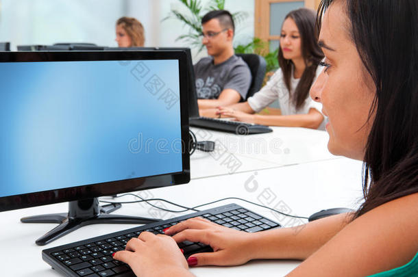 学生在办公室用键盘打字。