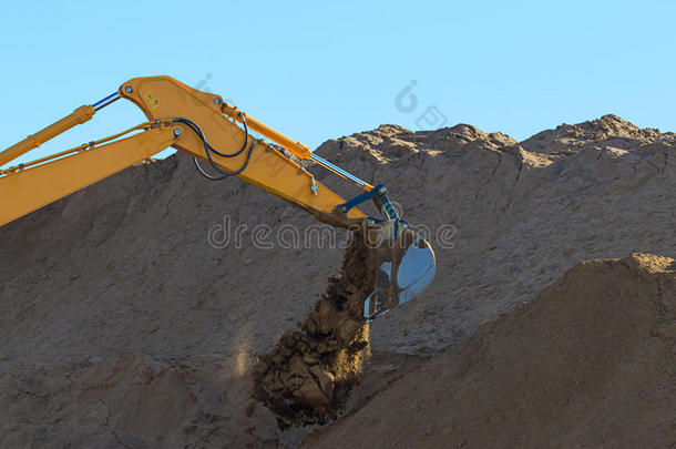 黄色施工挖掘机在工作