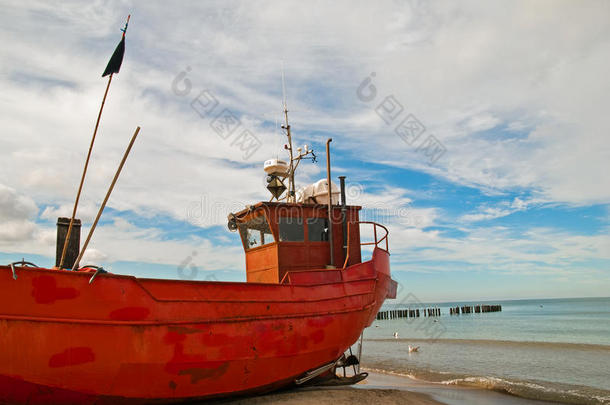 海边的红色渔船