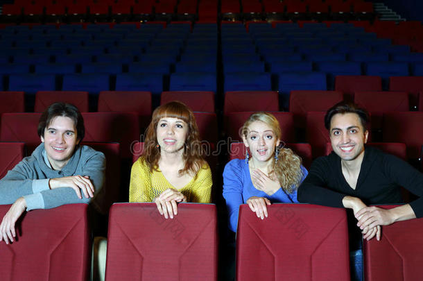 四个微笑<strong>的</strong>朋友坐在<strong>电影院的</strong>座位上