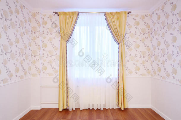 舒适<strong>简朴</strong>的房间里有窗帘的轻型窗户