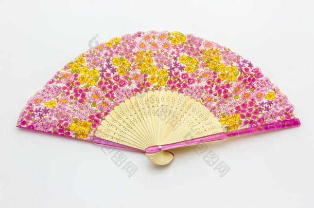 粉红色花朵上的中国扇形图案
