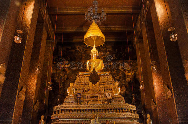 曼谷教堂里美丽的大佛像