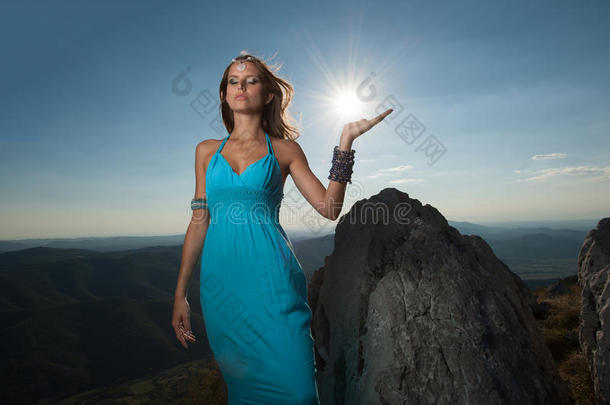 希腊美女——一位身着蓝色长裙的美女的画像