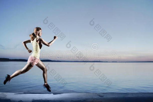 在水边奔跑的小女孩