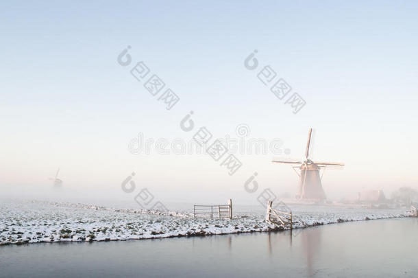 荷兰冬季风车景观