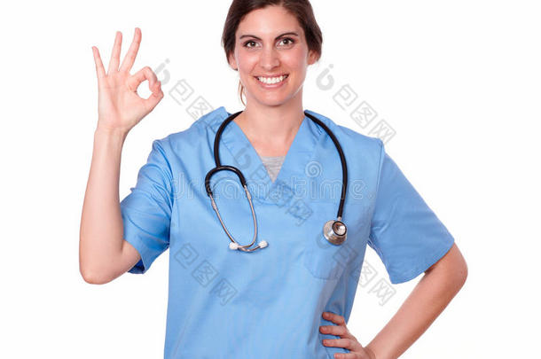 漂亮的护士站着，手上有ok手势