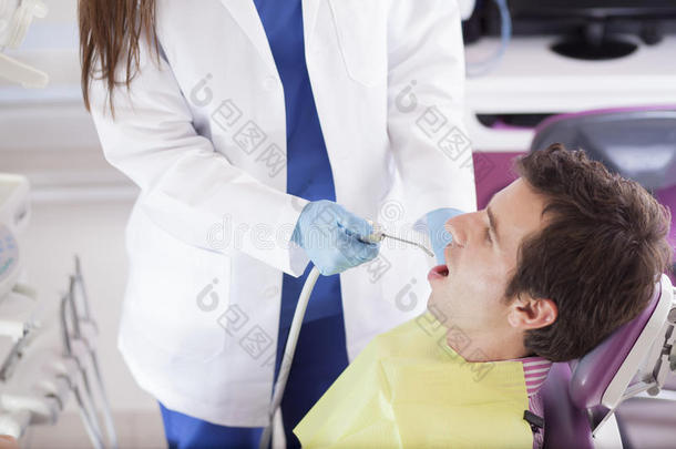 女牙医给病人看病