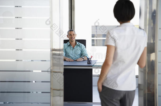 男人和站在<strong>办公室门口</strong>的女人说话