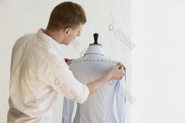 时装工作室人体模型上的男士测量衬衫