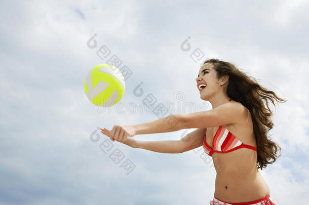 穿比基尼打沙滩排球的少女