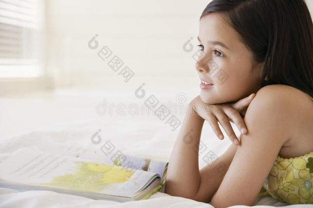 读书时做白日梦的女孩