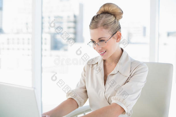 专注的<strong>年</strong>轻金发女商人用笔记本电脑
