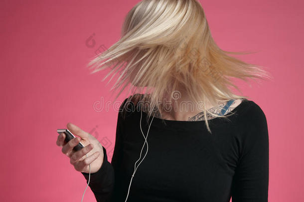 女人一边听音乐一边甩头发