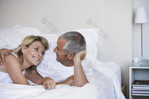恩爱的夫妇在床上放松