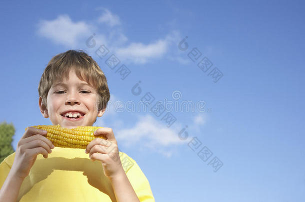 男孩吃玉米棒子的画像
