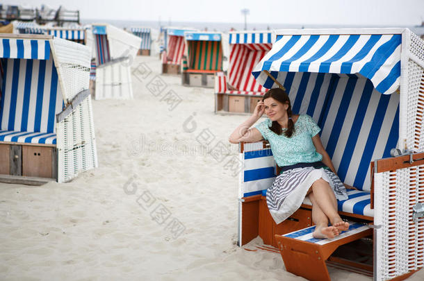年轻快乐的女人在海滩上圣彼得奥丁，北海，