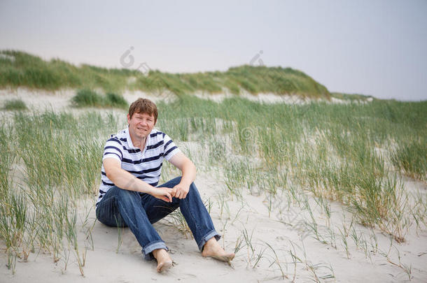 年轻快乐的男人在沙滩上<strong>放</strong>松圣彼得