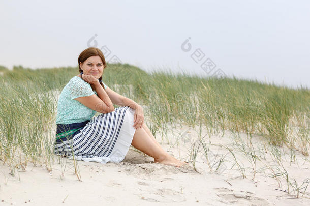 年轻快乐的女孩在沙滩上<strong>放</strong>松圣彼得奥丁