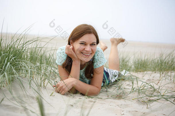 年轻快乐的女孩在沙滩上<strong>放</strong>松圣彼得奥丁