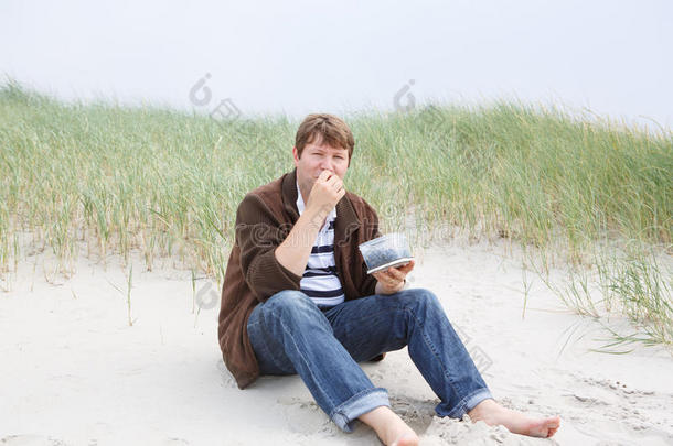年轻快乐的男人在沙滩上<strong>放</strong>松圣彼得