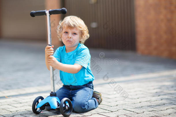 夏天，一个蹒跚学步的小男孩骑着他的小脚丫