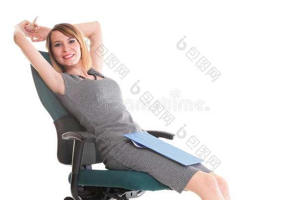 坐在椅子上拿着<strong>写字板</strong>的商务女士